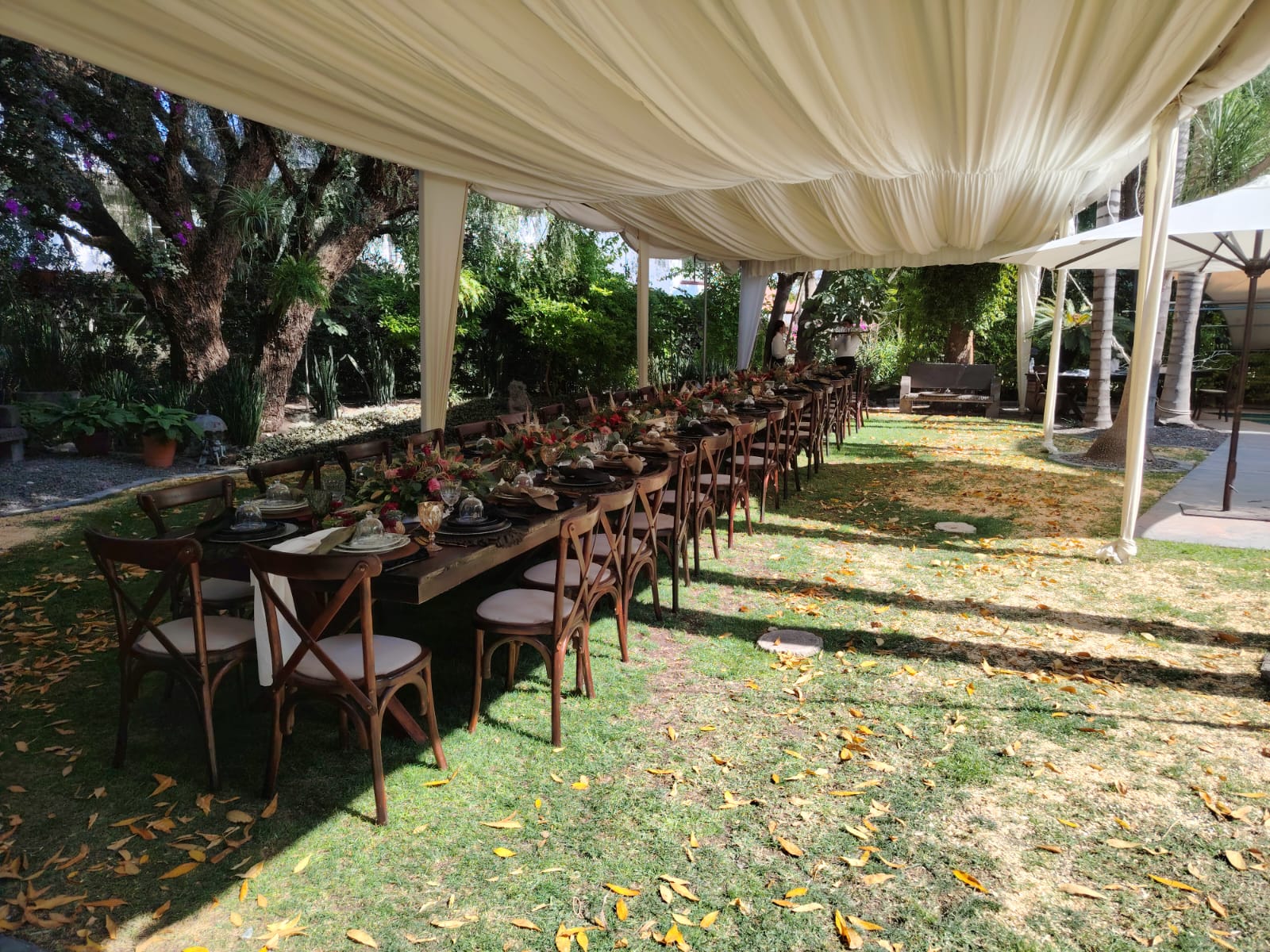 Banquete bajo carpa en jardín