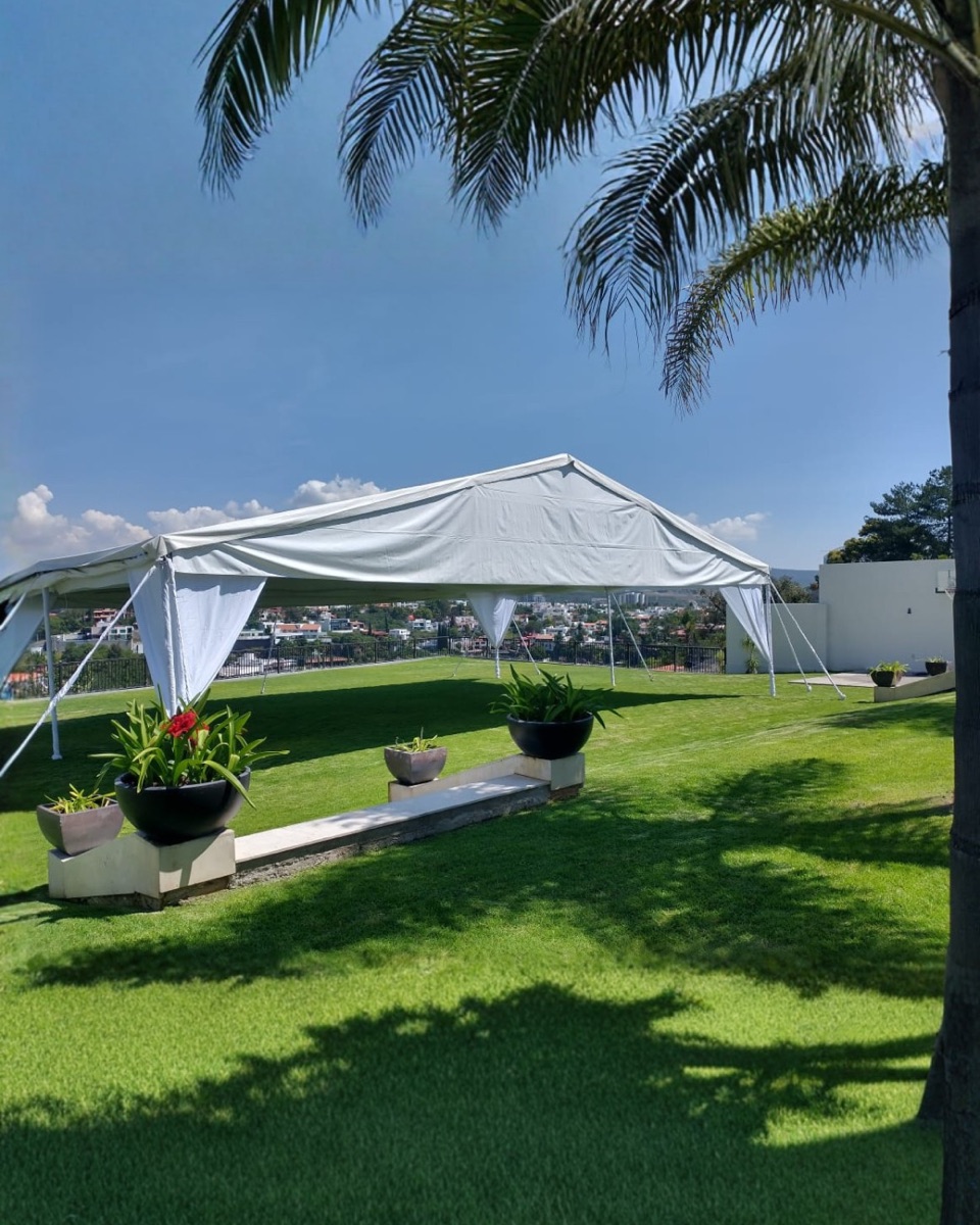 Carpa blanca con vista panorámica