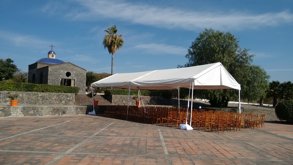 Carpa para ceremonia junto a capilla