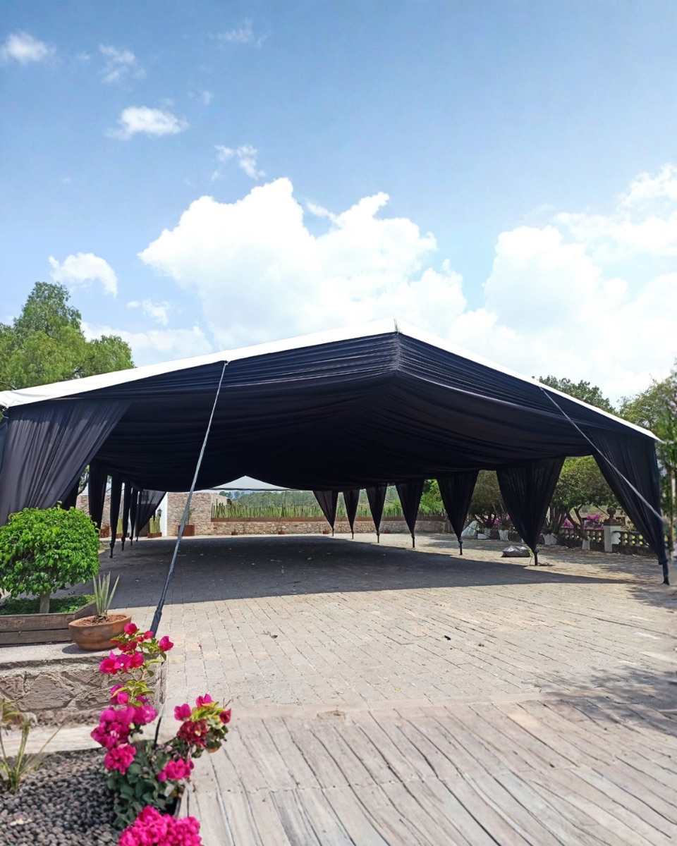 Carpa negra sobre piso de duela