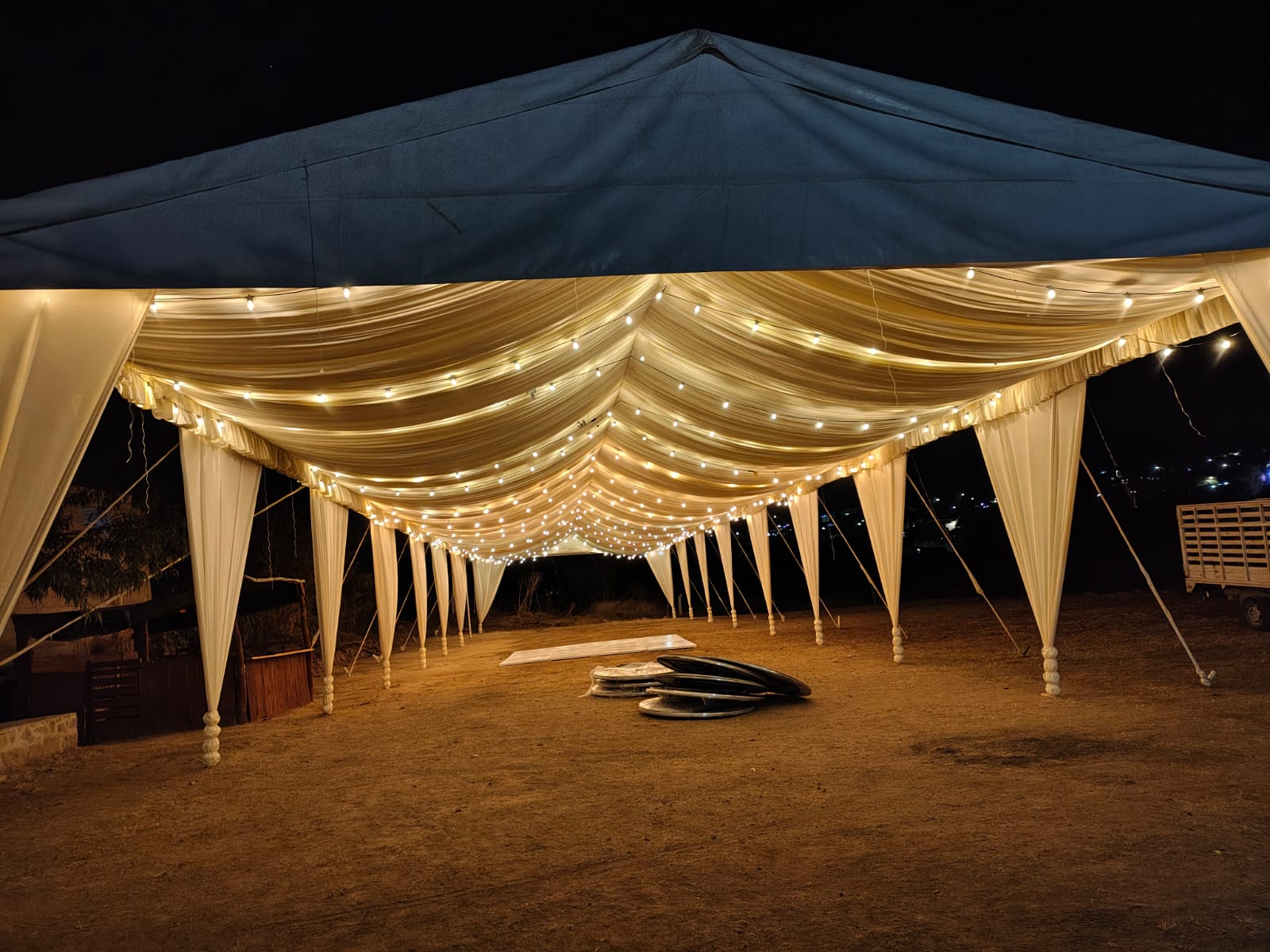 Carpa iluminada de noche