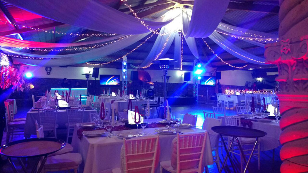 Cena de gala con iluminación escénica